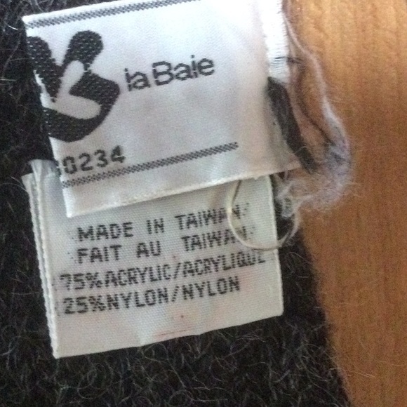 The Bay 75/25% Acrylic/Nylon Double layered scarf, 7 x 32 in.  Excellent Shape. - Picture 4 of 4